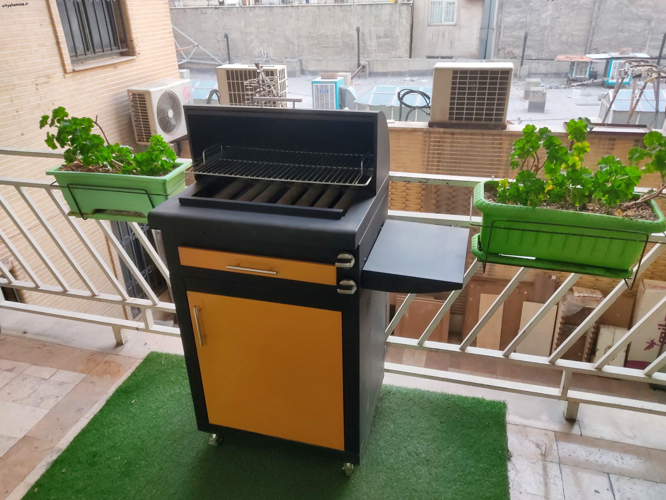 باربیکیو گازی باربیکیو گازی در بالکن با میز کار
